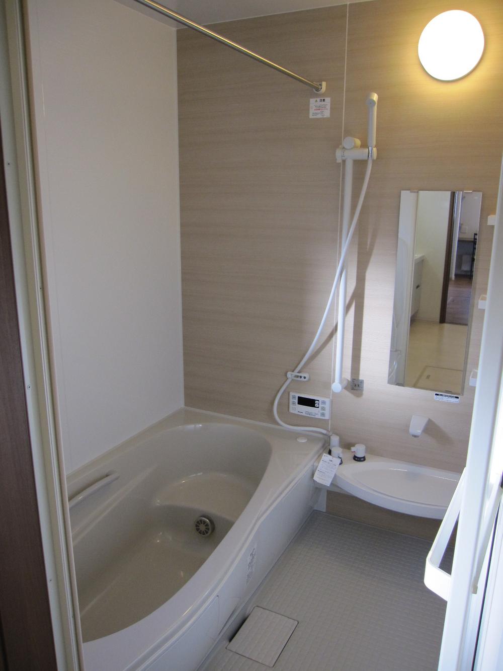 Bathroom. Unit bus can bathe comfortably one tsubo type. Also convenient to ventilation, such as clean at the time because with a window