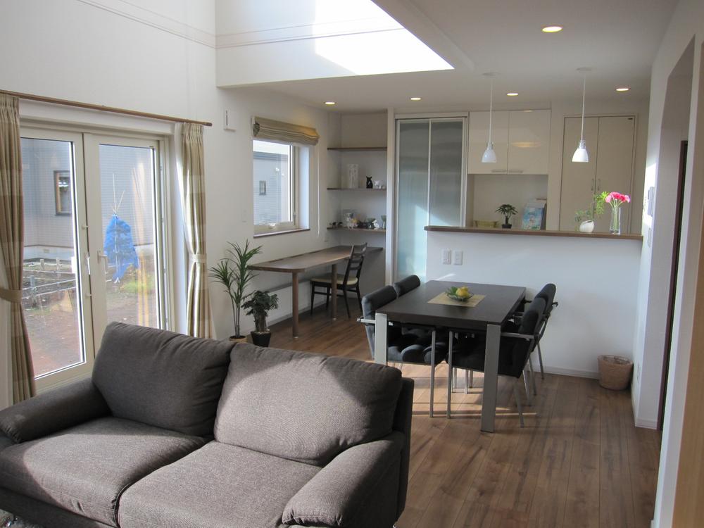 Living. living ・ Dining is spacious with an integrated, There is also a sunlight is full go vertical spread because there is a further blow through. Installation of the sofa or dining set has also been included in the sale price.