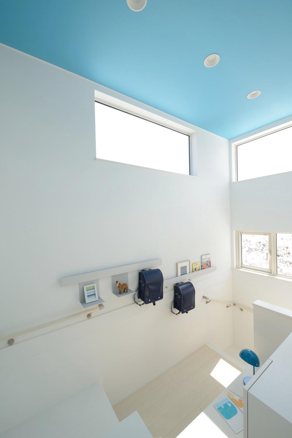 Other introspection. The second floor of a secret base in? In the study room of the child facing the living room.