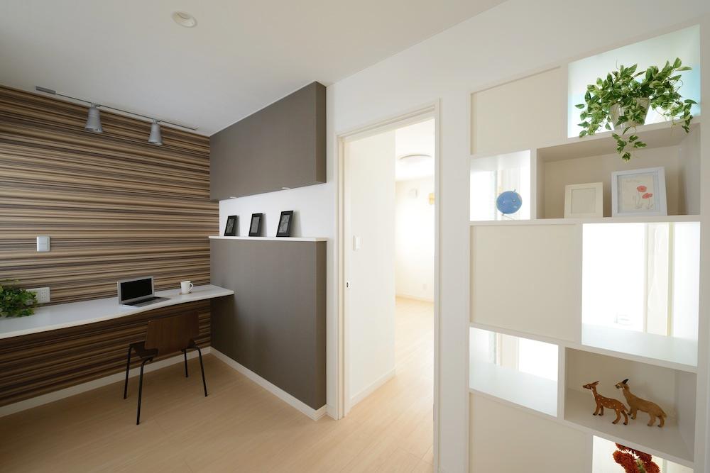 By arranging the space of study style of calm tone is on the second floor of the Hall