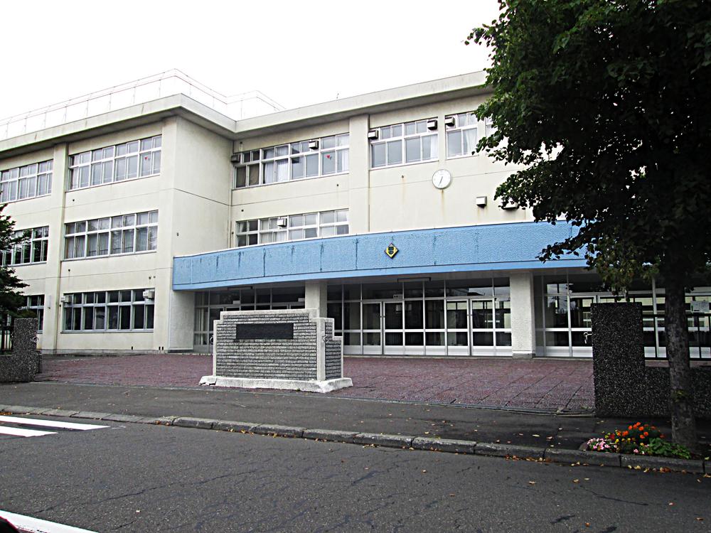 Junior high school. 1169m to Sapporo Municipal Shinoro West Junior High School