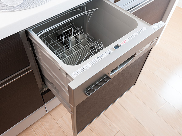 Kitchen.  [Dishwasher] Under the counter, Standard equipped with a slide-open type of large capacity. Clean up also requires quickly after a meal, water bill ・ electric bill ・ Economical compared to hand washing even in comparison detergent fee, etc. in total (same specifications)