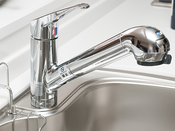 Kitchen.  [Kitchen mixing faucet] Flow rate ・ It reduces the wasteful running water at the time of the amount of water adjustment, There are energy-saving effect compared to the single-lever faucet. Also, Faucet around dirt difficult hygienic (same specifications)
