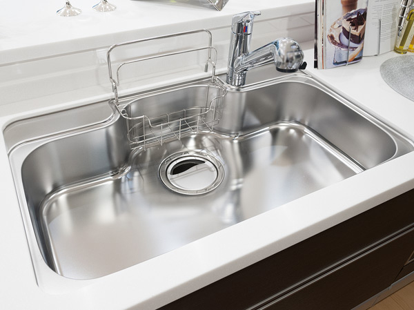 Kitchen.  [Quiet sink] Ya sound water falls on sink, Adopt a silent sink to reduce noise, such as warping sound of "Bokon" when flushed with hot water. It does not interfere with the TV sound, Achieve a quiet kitchen (same specifications)