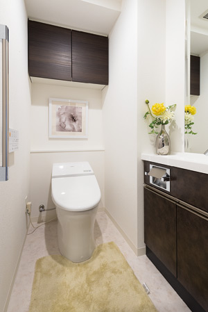Toilet.  [High-performance washlet-integrated toilet of energy-saving design] The dirt is attached hard to clean after a brief, And compact design at a low silhouette, Adopt a multi-functional washlet-integrated toilet bowl that the energy-saving mode is also equipped with (A type ・ model room)