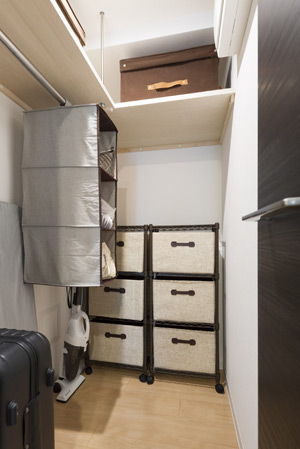 Receipt.  [Storeroom] Ya bedroom walk-in closet, Western-style closet, Placement shoes cloak and storeroom, etc. in place. From clothes and shoes, which inevitably increases, Season of supplies, Up to a large size, such as suitcase, It can be functionally storage (A type ・ model room)