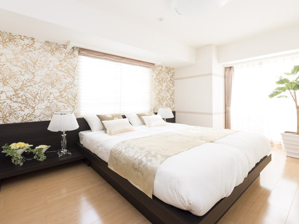 Interior.  [Master bedroom] Western-style use 1 (about 8 tatami mats) as the main bedroom. Two-plane daylight, Balcony (A type ・ model room, Some including optional specifications: paid)