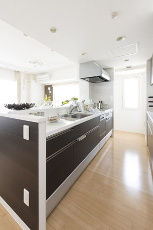 Room and equipment. living ・ An open type overlooking the dining, Bright pleasant kitchen work. IH cooking heater, Silent sink, As standard equipped with a cupboard, Of course, the functional, Design was also friendly attentive, Happy advanced specifications