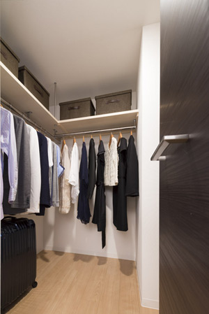 Room and equipment. Ya bedroom walk-in closet, Western-style closet, Placement shoes cloak and storeroom, etc. in place. From clothes and shoes, which inevitably increases, Season of supplies, Up to a large size, such as suitcase, It can be functionally storage