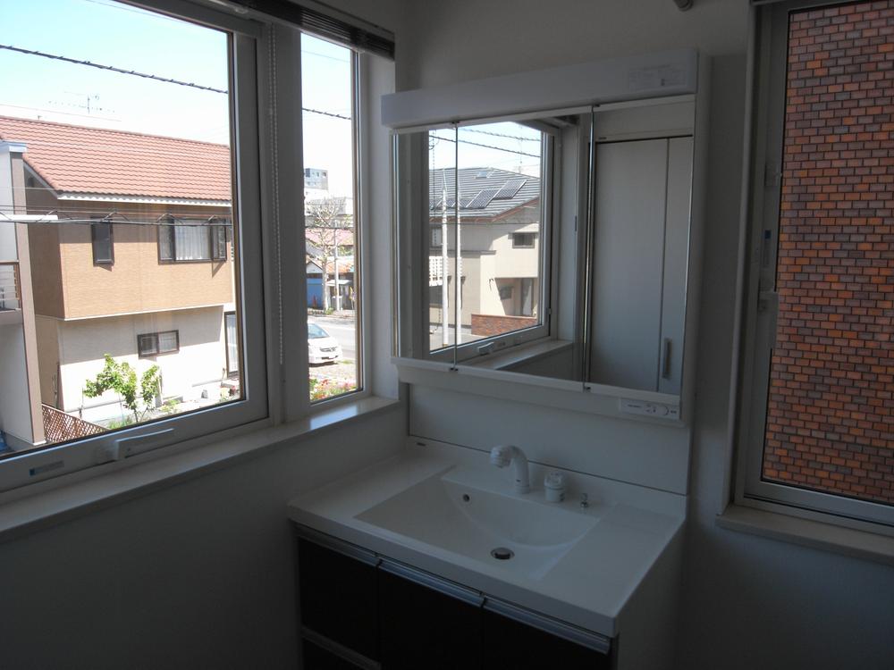 Wash basin, toilet. Interior