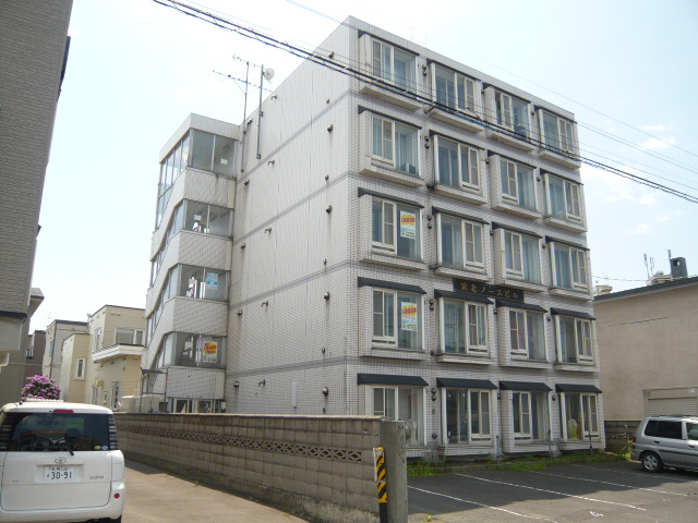 Building appearance. Snow of concern is relatively low because it is built along the road, which was opened