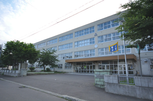 Junior high school. 820m to Sapporo Municipal shin kotoni north junior high school (junior high school)