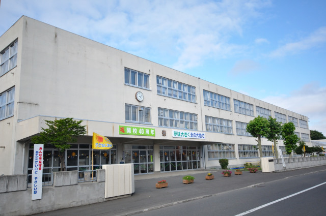 Primary school. 881m to Sapporo Municipal shin kotoni north elementary school (elementary school)