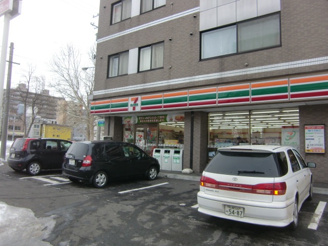 Convenience store. Seven-Eleven North Article 11 store up to (convenience store) 160m