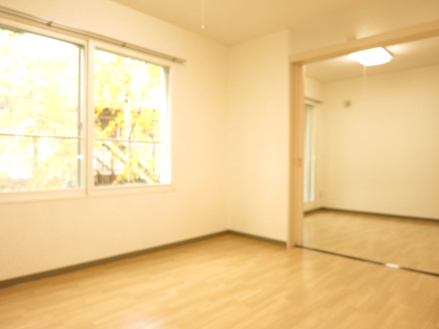 Living and room. It is quite wide ☆ 