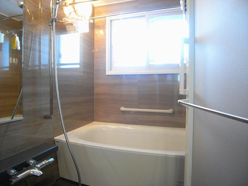 Bathroom. It is a bathroom with a window. There is a breadth of single-family feeling.