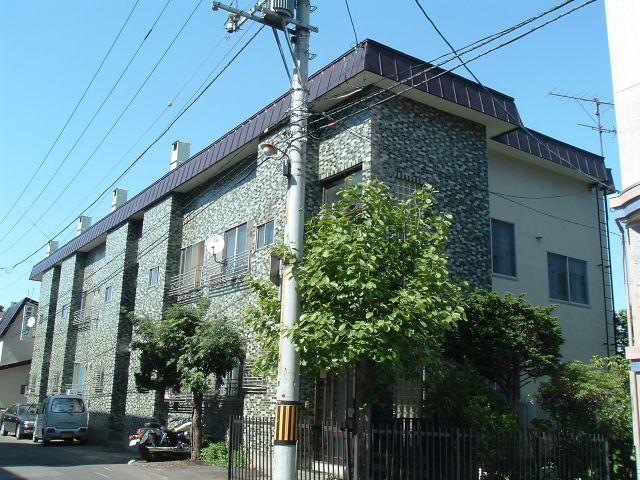 Building appearance. It is a convenient location of the property within walking to Sapporo Station! ! 