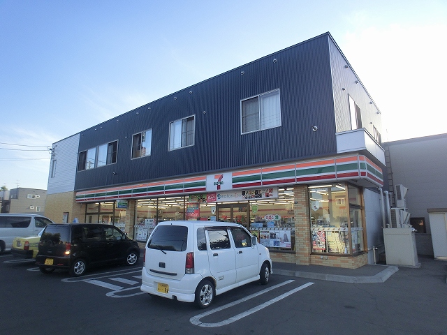 Convenience store. Seven-Eleven Sapporo colonization Article 3 store up (convenience store) 718m