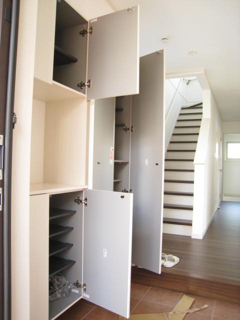 Entrance. Local (September 2013) Shooting