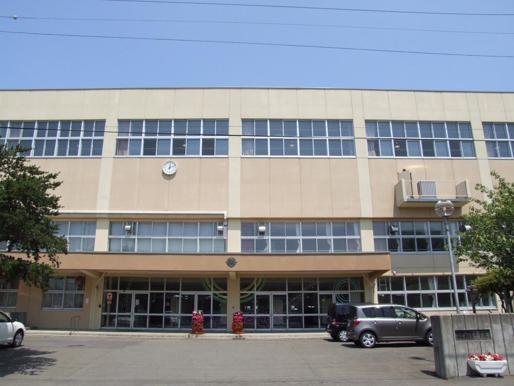 Junior high school. 1103m to Sapporo Municipal Shinkawa junior high school