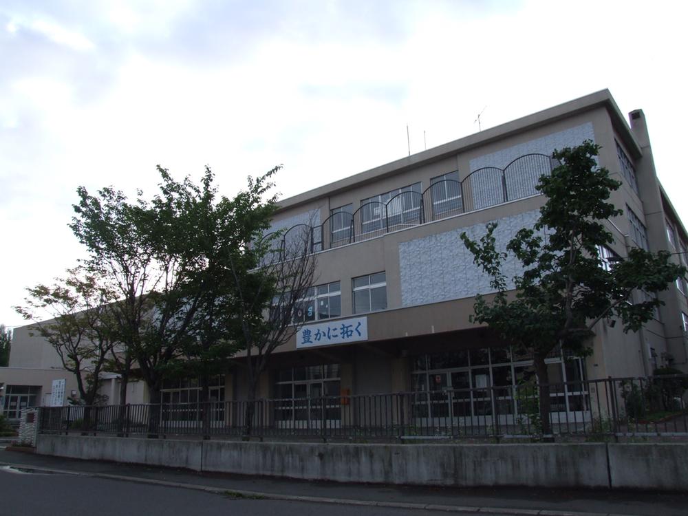 Junior high school. 1580m to Sapporo Municipal Hokuyo junior high school