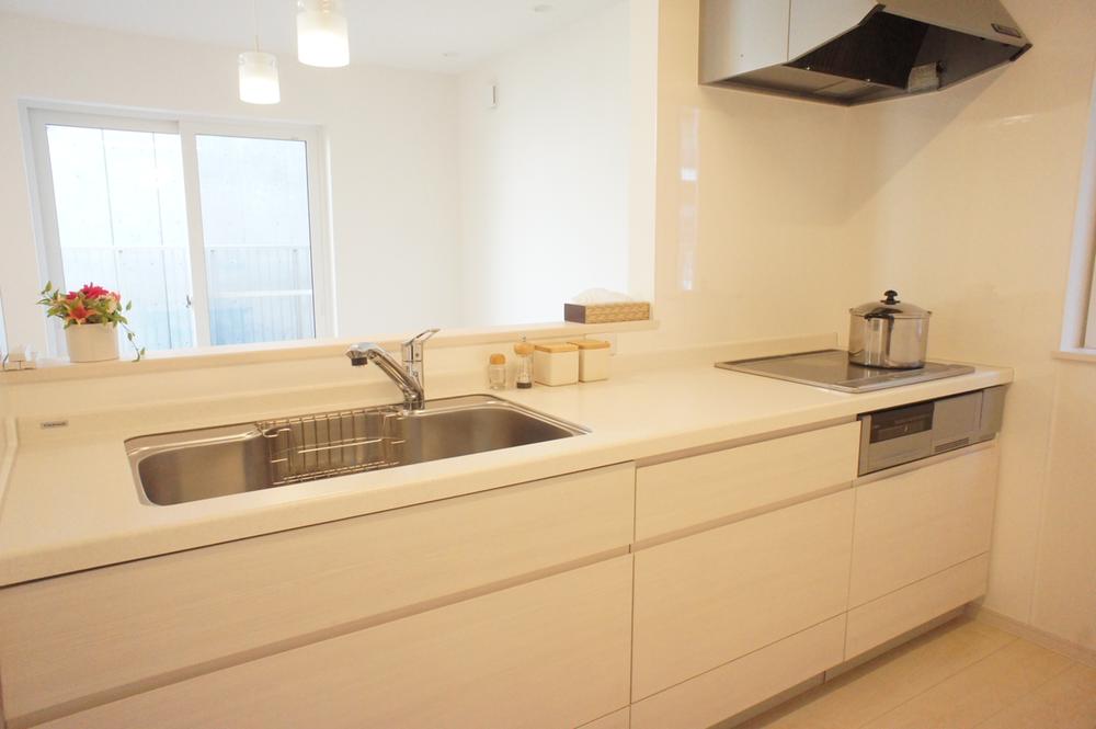 Face-to-face design of the kitchen overlooking the living room. Smoothly flow line to the basin undressing room