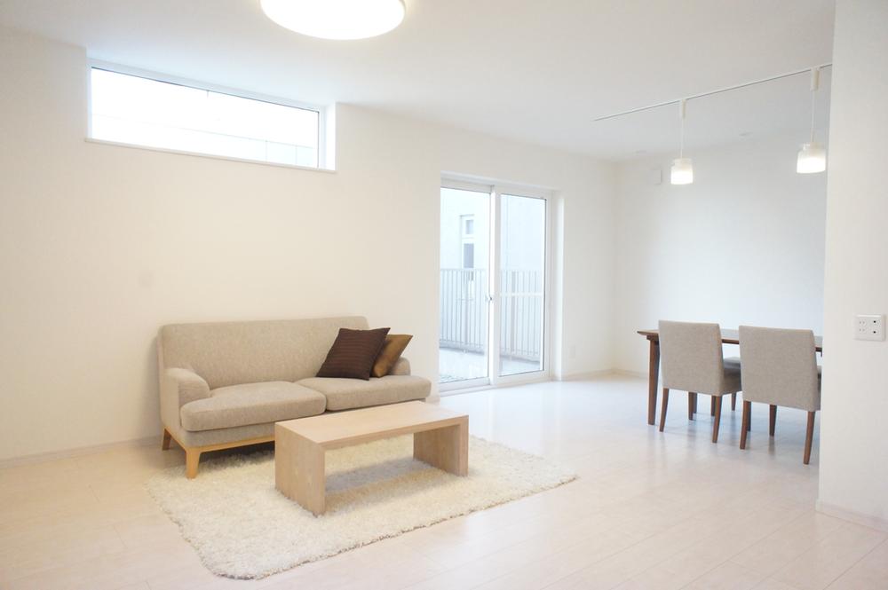 Living. Southeast ・ Bright living room sunlight pouring from two directions of northeast. One place of the window in the ceiling with a specification, Also lighting ideas from the high position