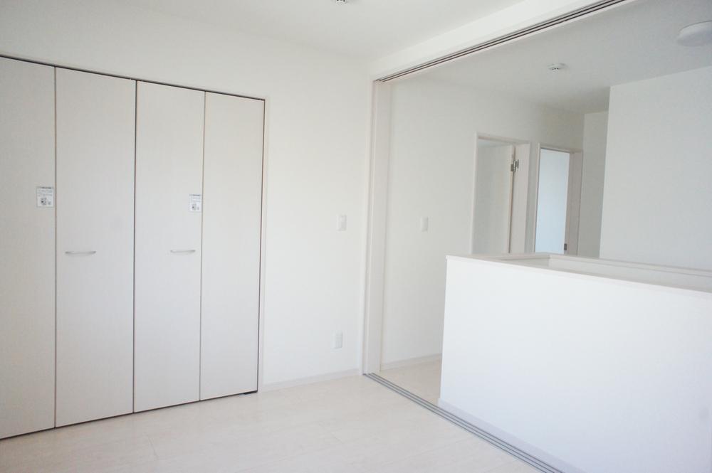 Non-living room. Second floor of the Western-style B is open design that three sliding door of the entrance part will fit in one place