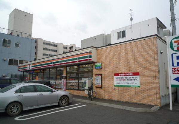 Convenience store. Seven-Eleven Sapporo Kita Article 22 store up to (convenience store) 220m