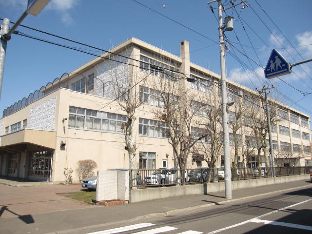 Junior high school. 600m to Sapporo Municipal Hokuyo junior high school (junior high school)