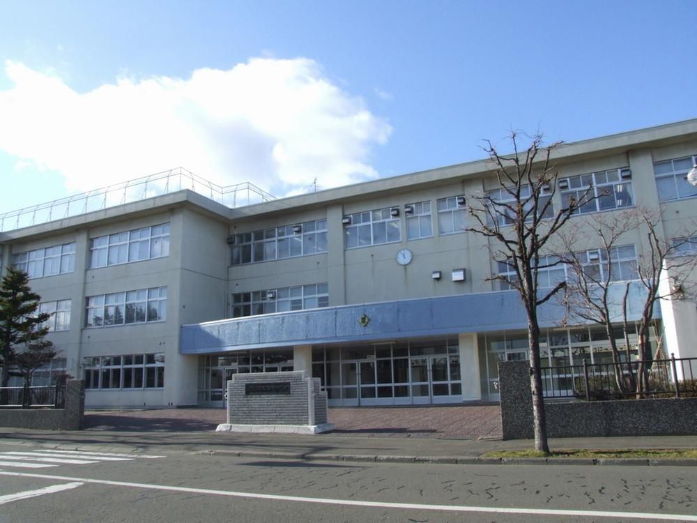 Junior high school. 630m to Sapporo Municipal Shinoro West Junior High School