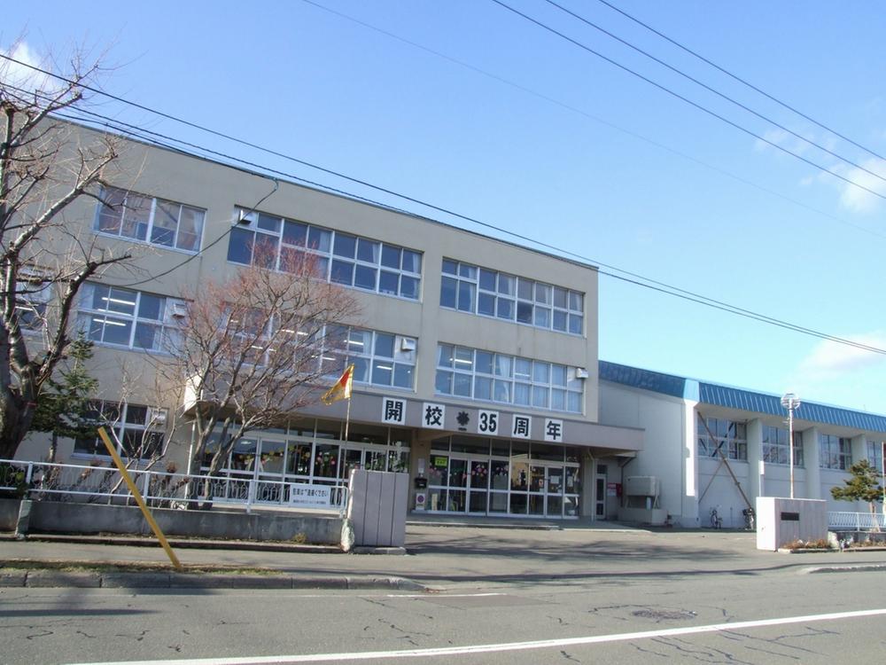 Primary school. Sapporo City Shinoro to Nishi Elementary School 650m