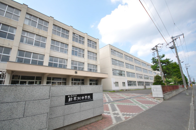 Junior high school. 682m to Sapporo Municipal shin kotoni junior high school (junior high school)