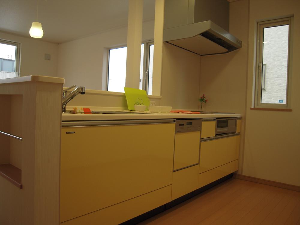 Kitchen. Face-to-face open kitchen