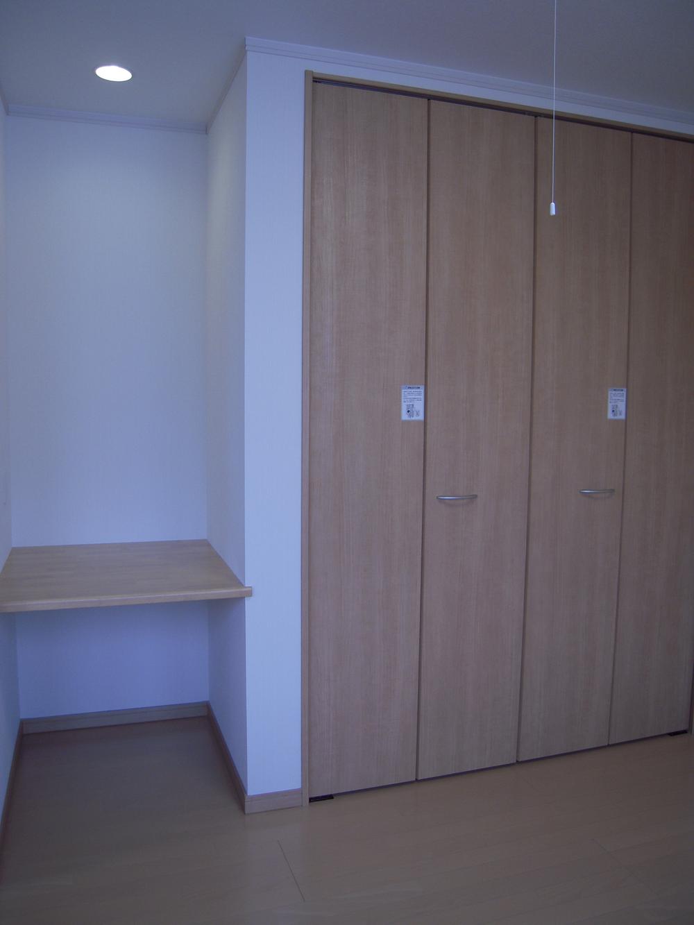 Other introspection. Installing the PC counter is in the housing next to the 1F Western-style. Even Papa of study