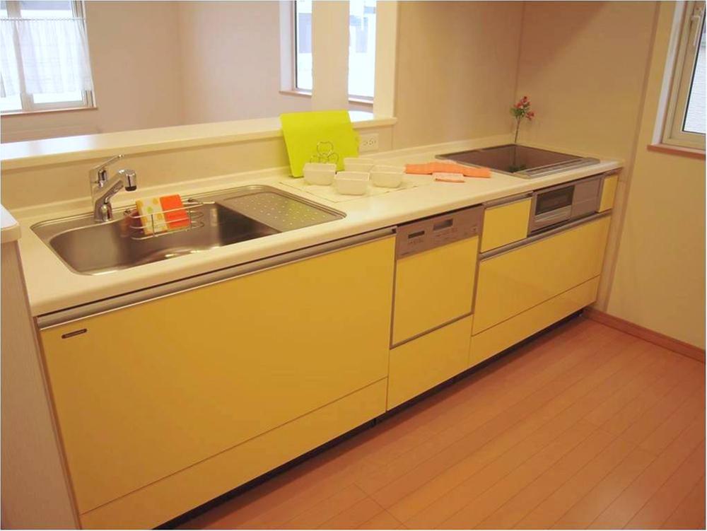 Kitchen. Artificial marble of the top plate ・ Draining plate ・ Glad fully equipped kitchen in the dishwasher rooms and mom
