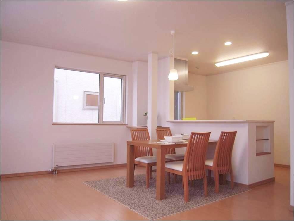 Living. Spacious living room, which is also 18 tatami mats. The kitchen is next to the wall magazine rack, etc., Ingenuity in small place