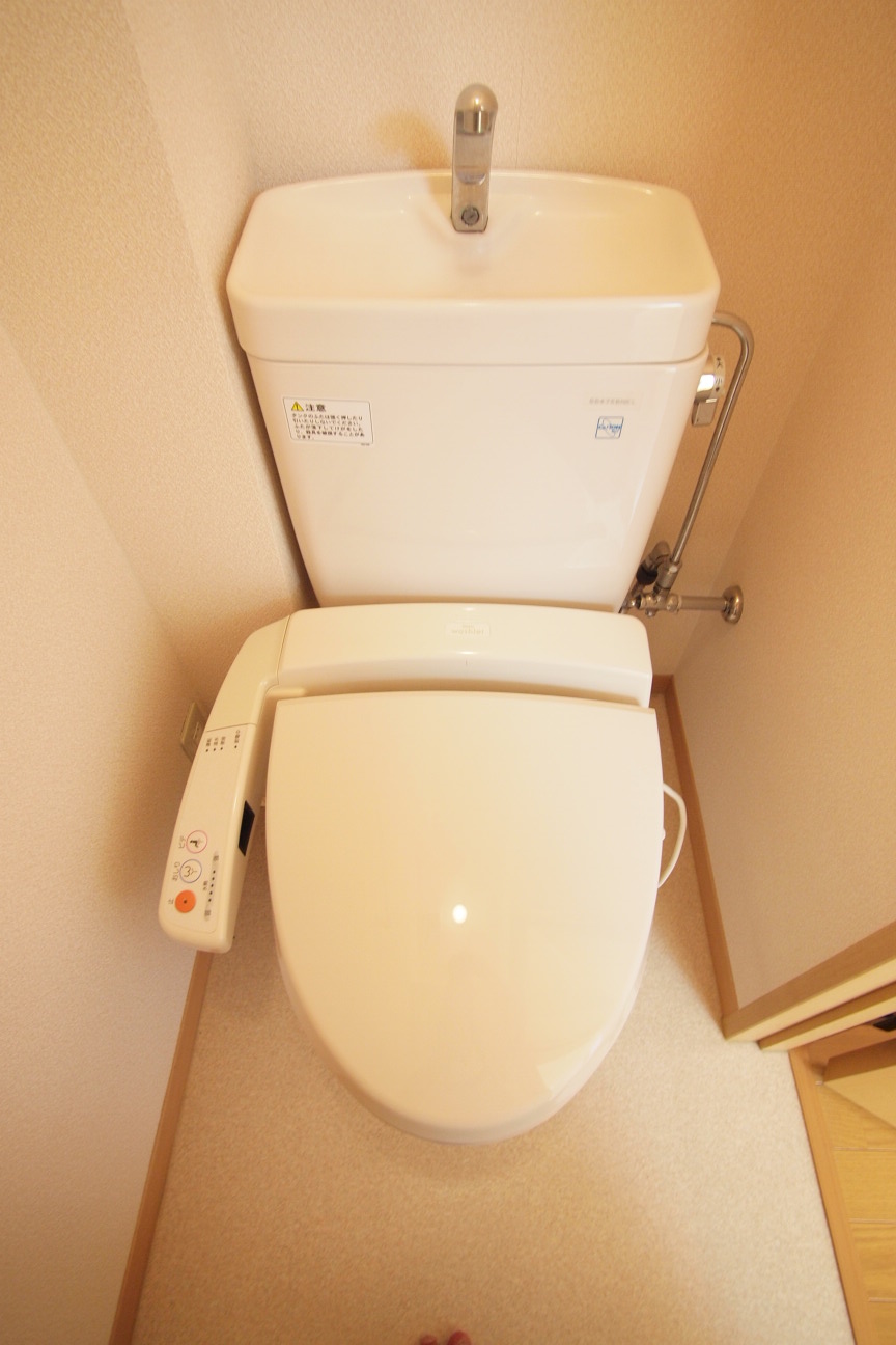 Toilet. Washlet comes with !!