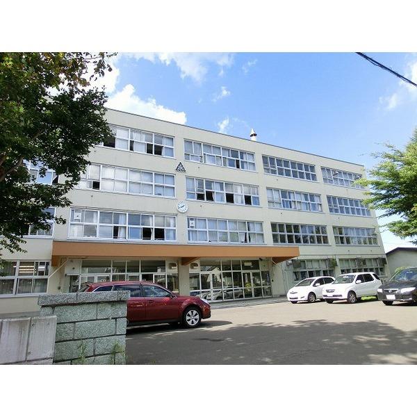 Junior high school. 170m shin kotoni north junior high school to Sapporo Municipal shin kotoni North Junior High School