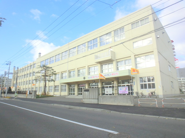 Primary school. 600m to Sapporo Municipal Hokuyo elementary school (elementary school)