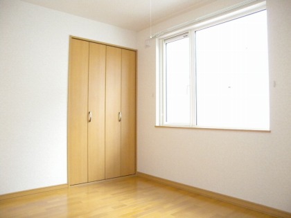 Other room space. Western-style window is also large, bright