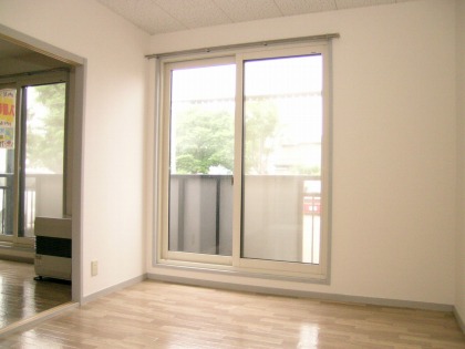 Other room space. Western-style window is also large, bright room