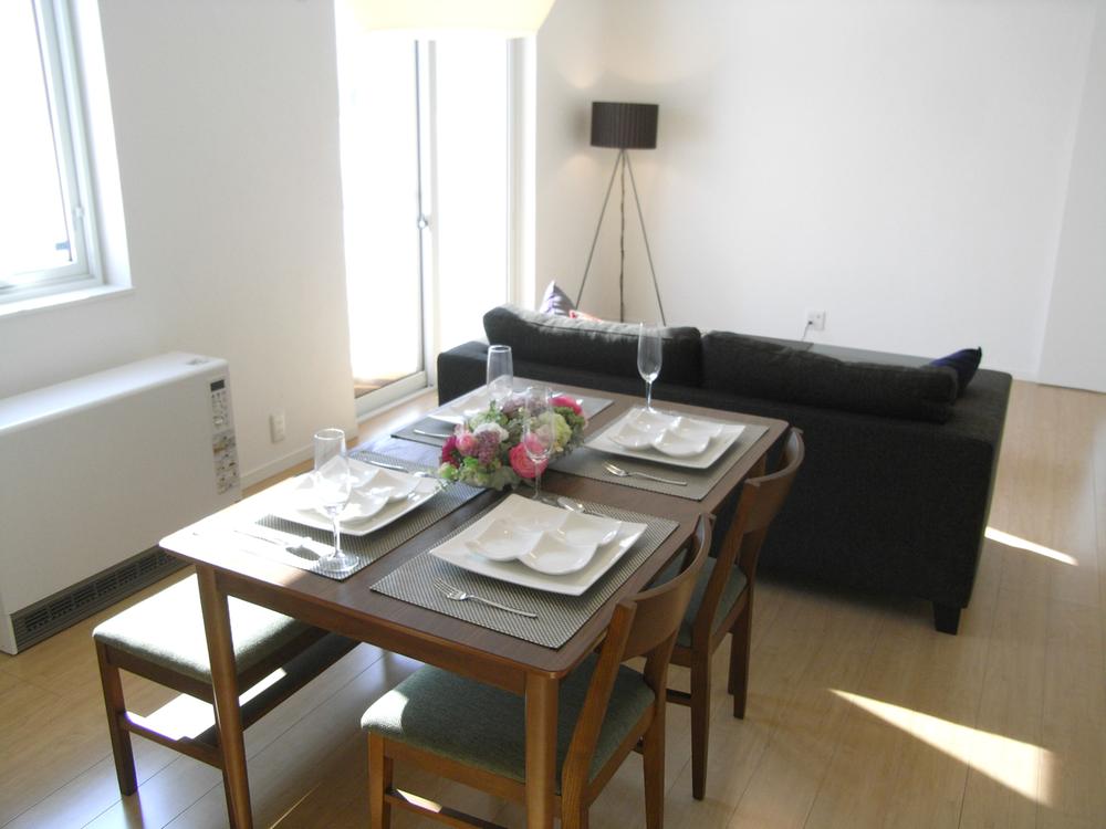 Living. Compact and light of day is warm living ・ dining