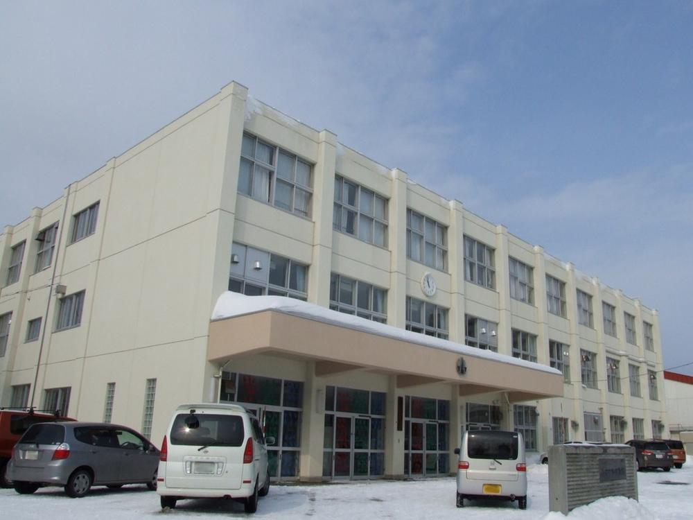 Junior high school. 800m to Sapporo Municipal colonization Central Junior High School
