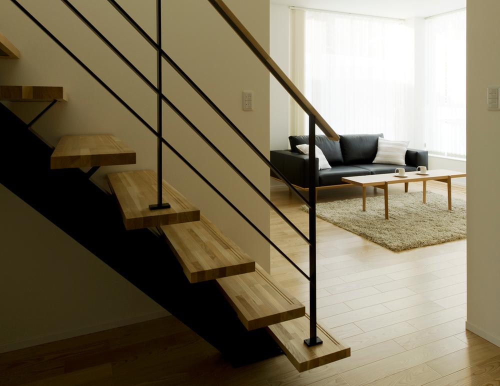 Living. And clean in a steel staircase with a sense of openness. Depression plate is unified by natural color to match the floor color.