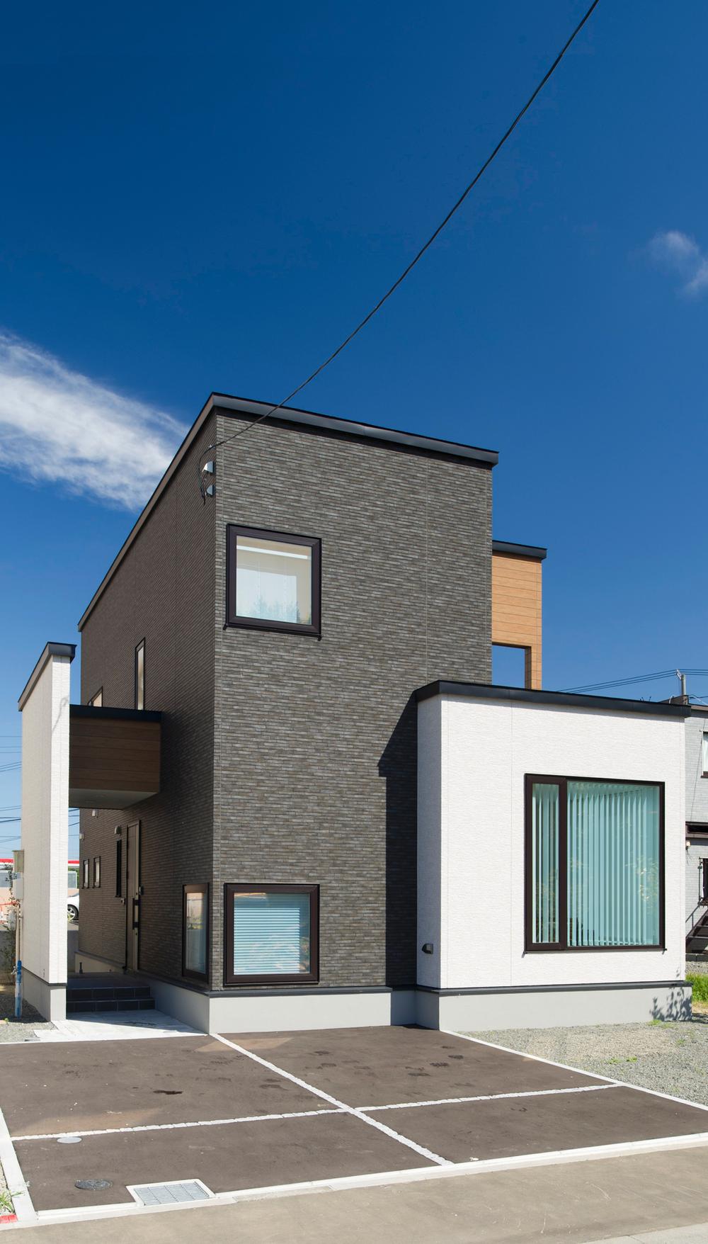 Local appearance photo. Gas My home power generation system "Eco Jaws + Koremo" is standard equipment. Black of the outer wall in the window of the square is a simple modern accents dwelling (No. 21 locations)