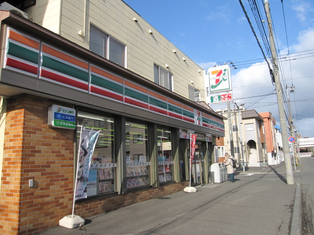 Convenience store. Seven-Eleven Sapporo Kita Article 31 store (convenience store) up to 100m