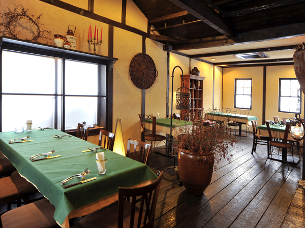 In antique in a renovated old house trendy cafes and restaurants Kaorutsuki (a 12-minute walk ・ About 900m)