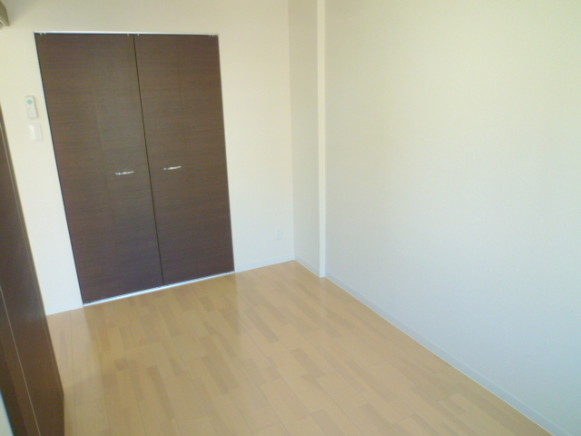 Other room space. You Yes partition between the living room and Western