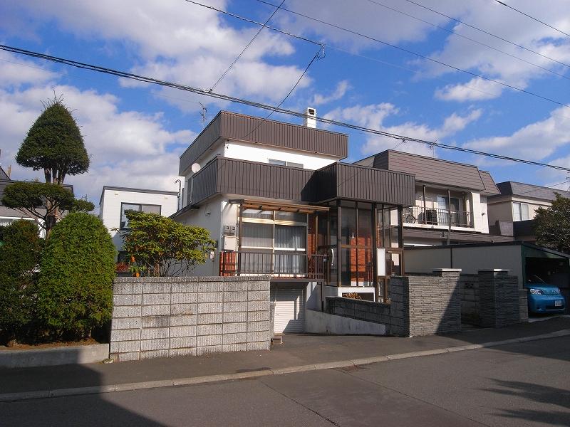 Local photos, including front road. The sidewalk is also there is a quiet residential area